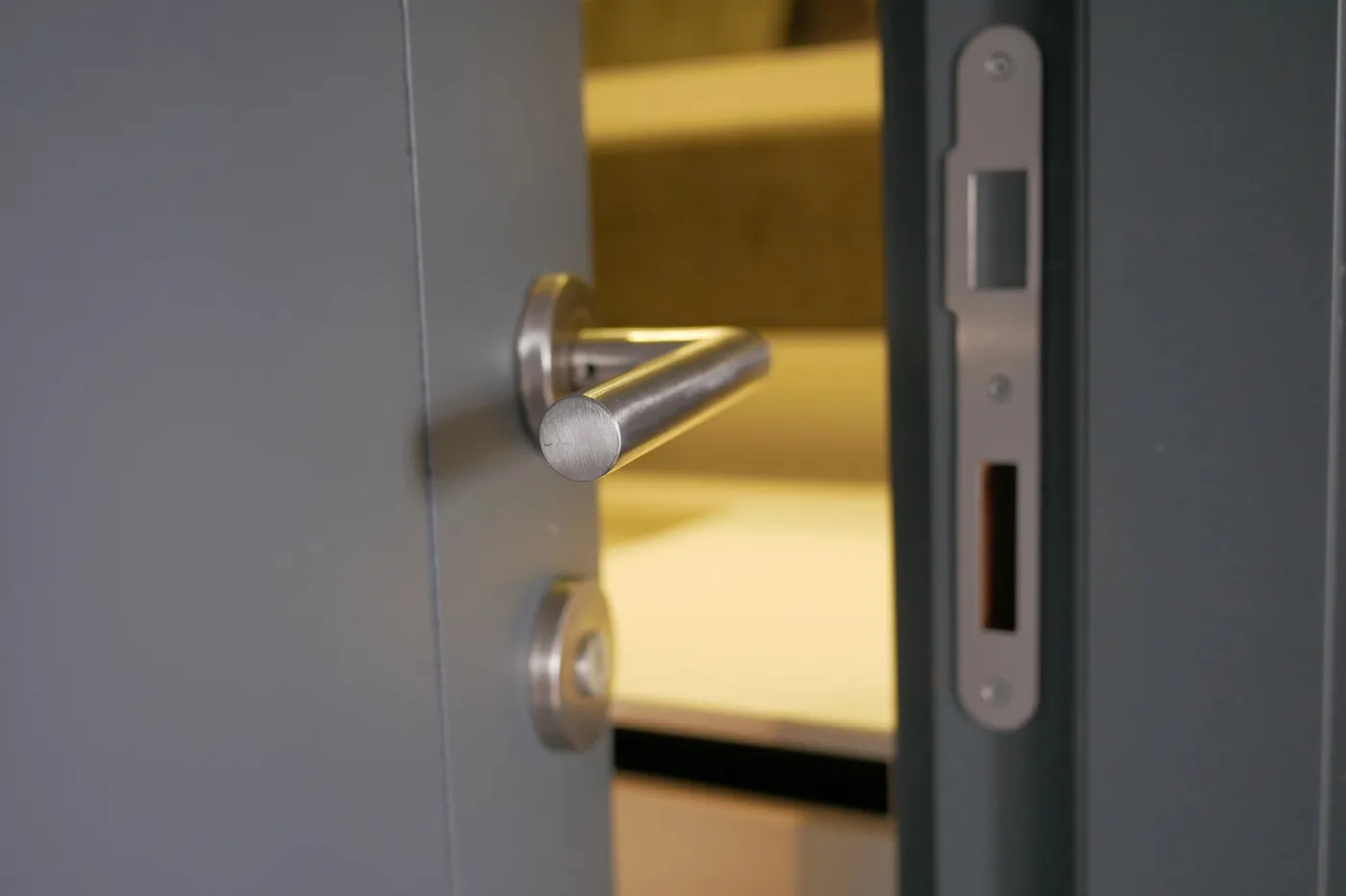 Mortaise et gâche d'une serrure multipoints sur une porte de maison à Saint-Maur (94100)